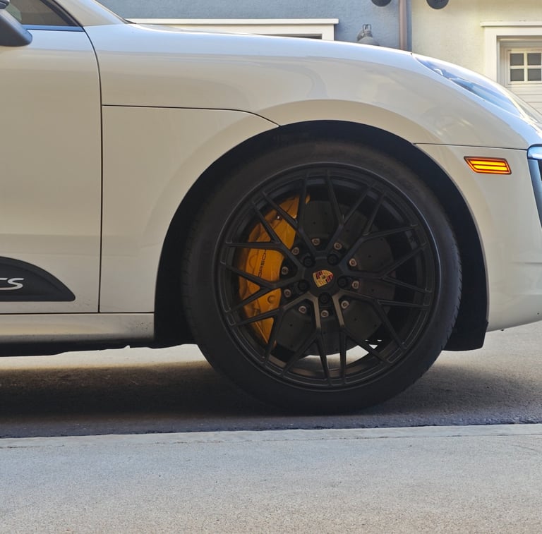 Akebono 10 piston calipers and 420x40mm rotors on the Porsche Macan GTS