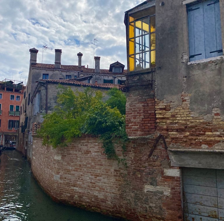 Arquitectura histórica en Venecia, inspiración para el diseño de refugios personales de Atípico