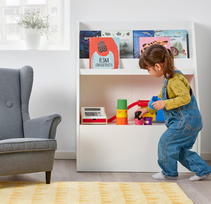 Girl play with a Ikea bookShelf