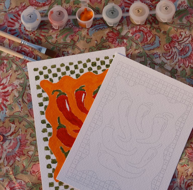 Un kit de peinture par numéros représentant un piment rouge, avec des pinceaux et des pots de peintu
