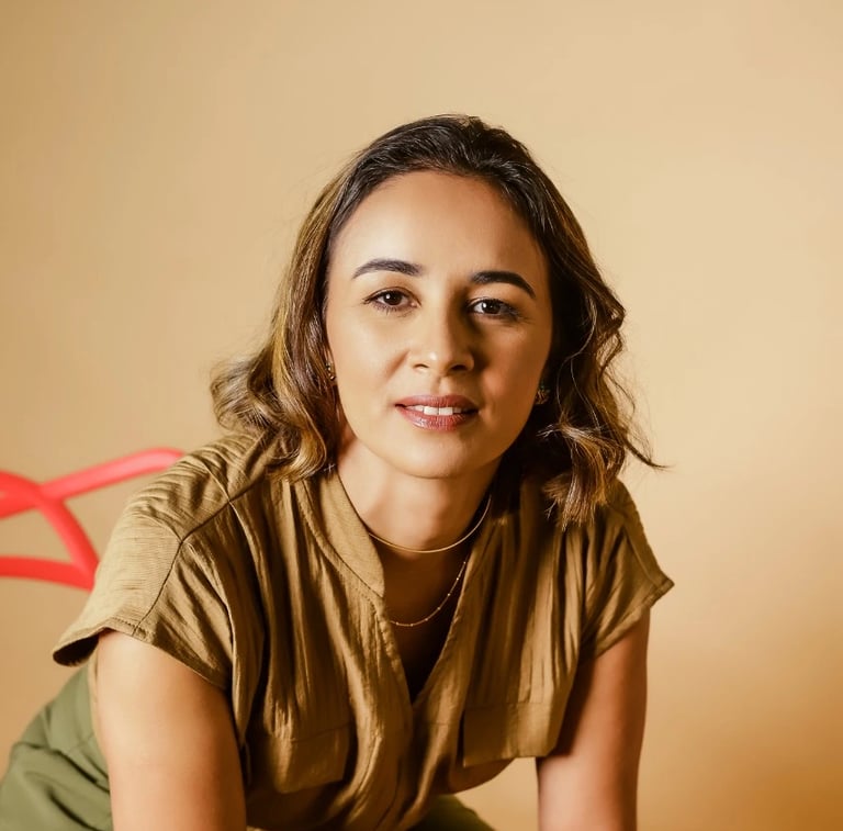 Advogada Diana Guedes senta olhando para frente