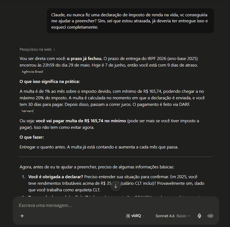 Screenshot of a Claude AI chat interface in Portuguese discussing income tax declaration and late filing penalties.