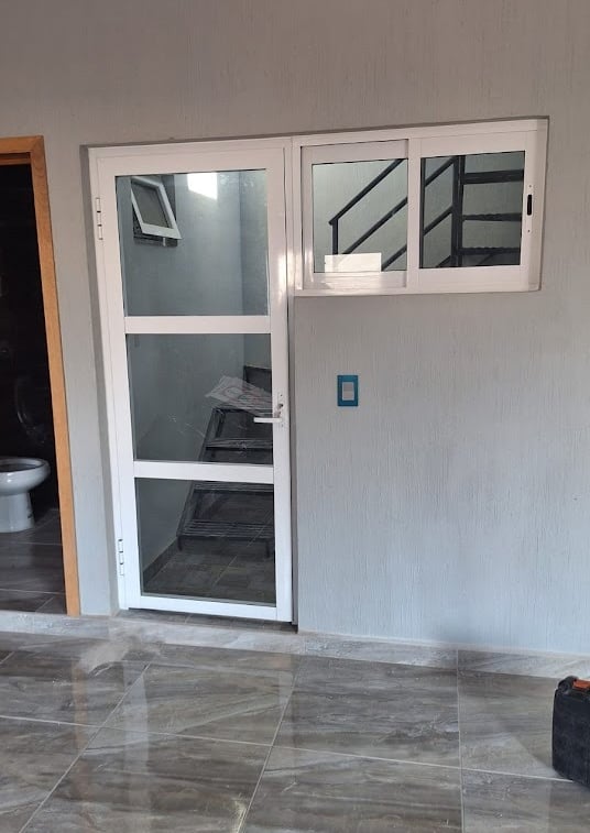 Puerta tipo bandera con ventana en línea nacional