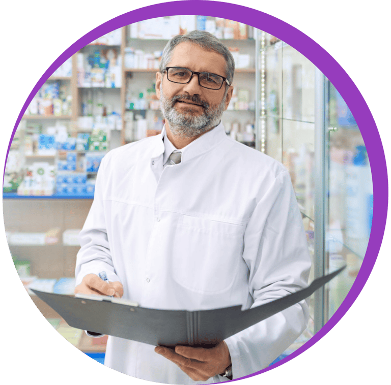 Un pharmacien avec un carnet à la main