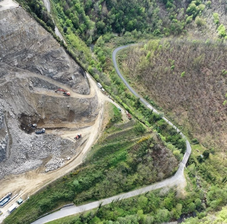 Immagine aerea di un'area in escavazione