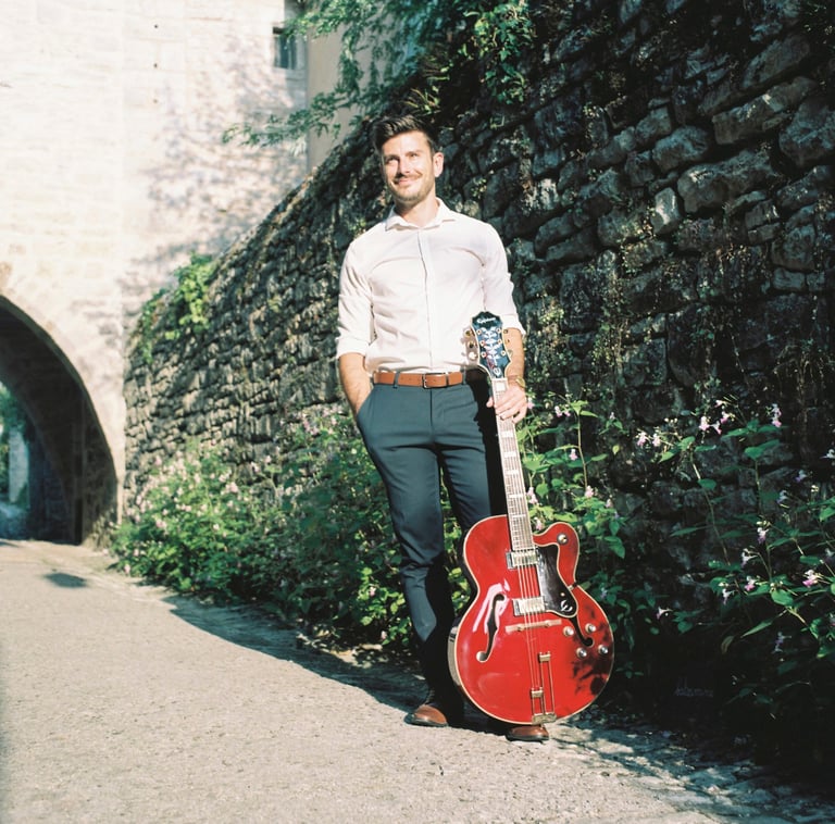 guitariste pour Jamais Deux Sans Trois groupe musique mariage cocktail vin d'honneur Dordogne Lot