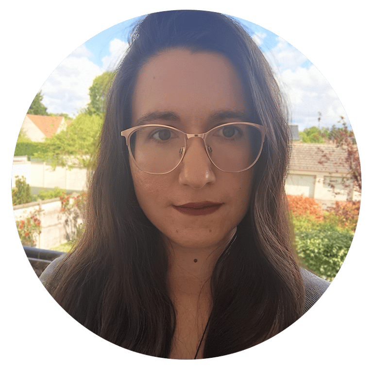 photo portrait de Cynthia, graphiste freelance