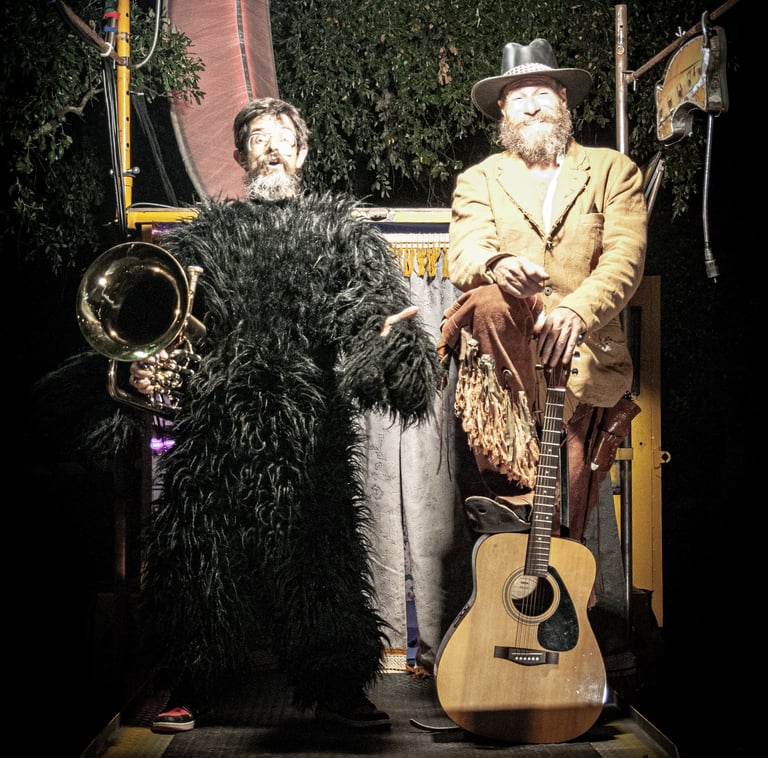 Buster y Cuboy en escenario, música y humor de la cia tartaruga