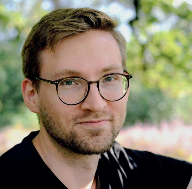 Malte Meibauer spricht in Existence die Rolle des Dwayne