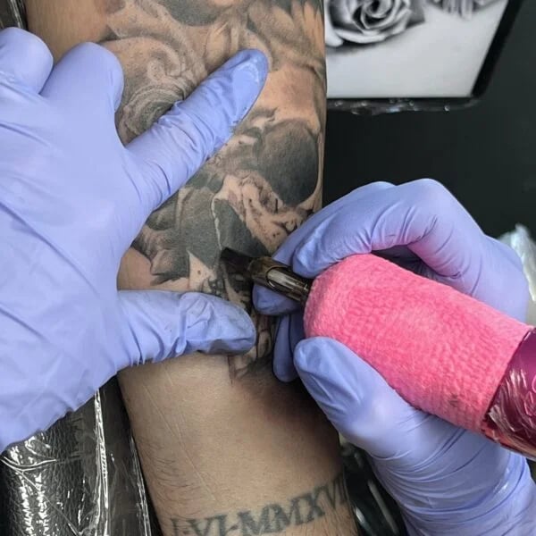 Pormenor de tatuagem de uma caveira realista