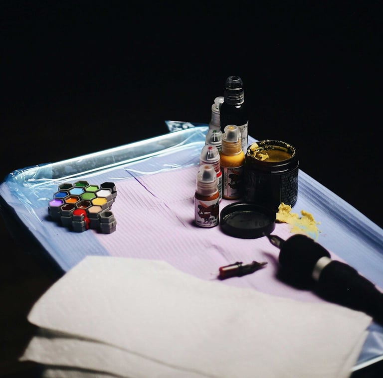 Materiais de tatuagem com tintas de tatuar de cor.