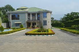 Manoir de luxe en pierre avec allée circulaire et jardins paysagers. visible à Kribi