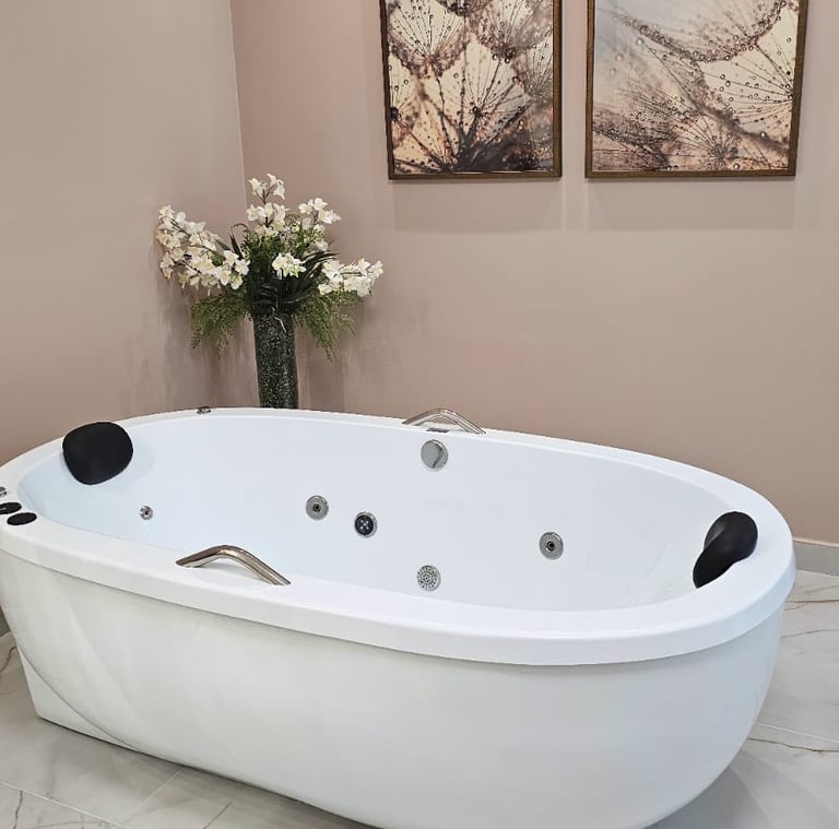 Ambiente do SPA do We Hall Beauty em Bauru, com banheira elegante e decoração sofisticada para momen