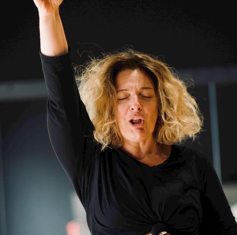 Spectacle - LES GESTES D'APRES - Coralie Emilion Languille - Crédit photo Honorine Productions - ARTEPHILE AVIGNON OFF 2026