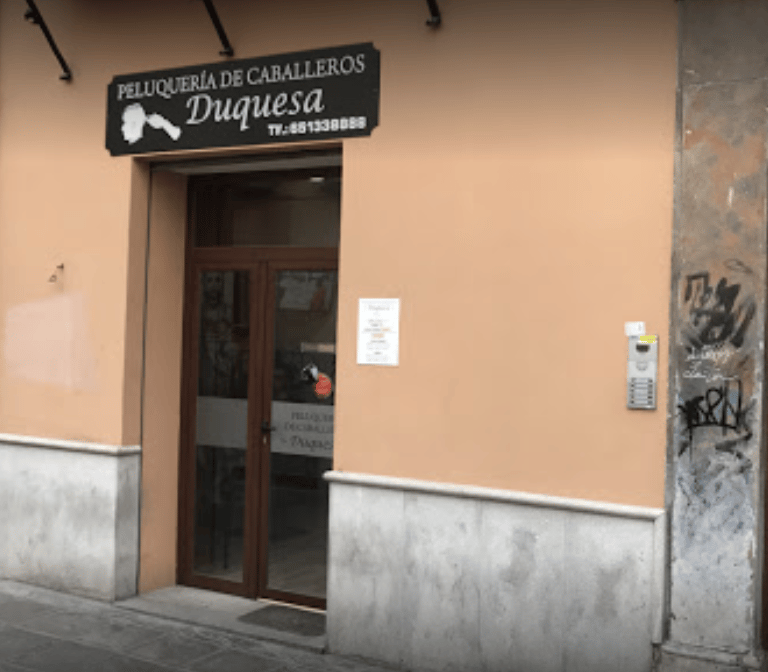 Puerta de nuestra barbería en granada