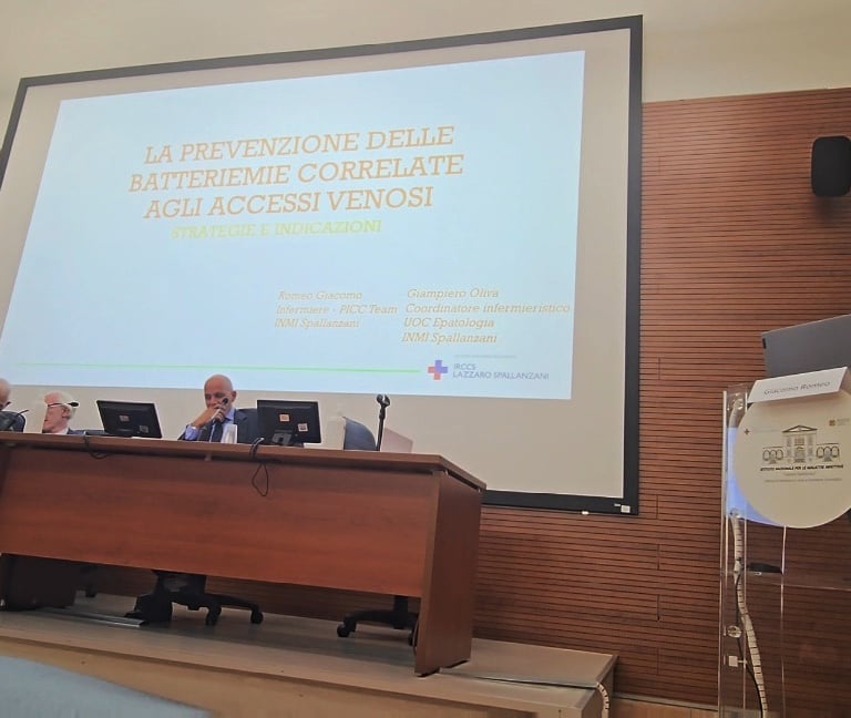 infermiere specializzato del posizionare accessi venosi ecoguidati a domicilio, PICC e Midline