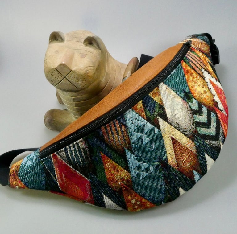 un sac banane en tissus jacquard multicolore avec motifs de montagnes stylisées