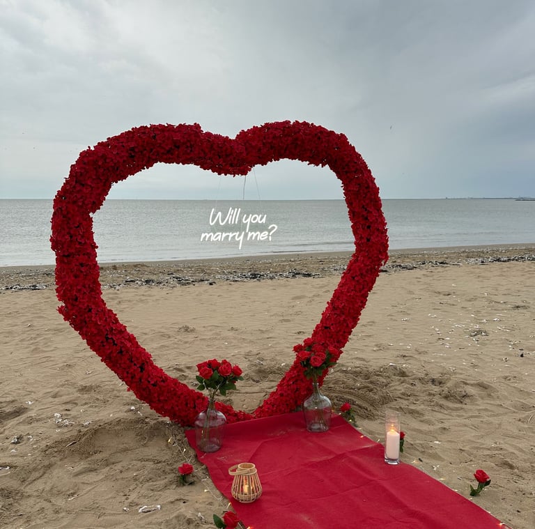 arche coeur fleur rouge sur la plage pour demande en mariage