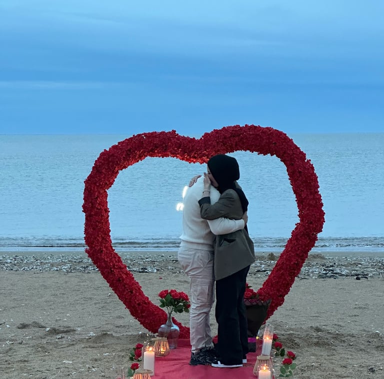 deux futurs mariés entrain de s'enlacer pendant une demande en mariage