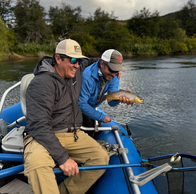 Manuel Rivera Guia de pesca disfrutando con un gran amigo de una jornada de pesca