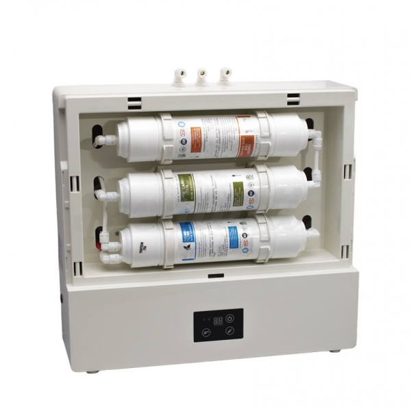 Purificador de agua con filtros en línea de tres etapas instalado en gabinete para uso doméstico