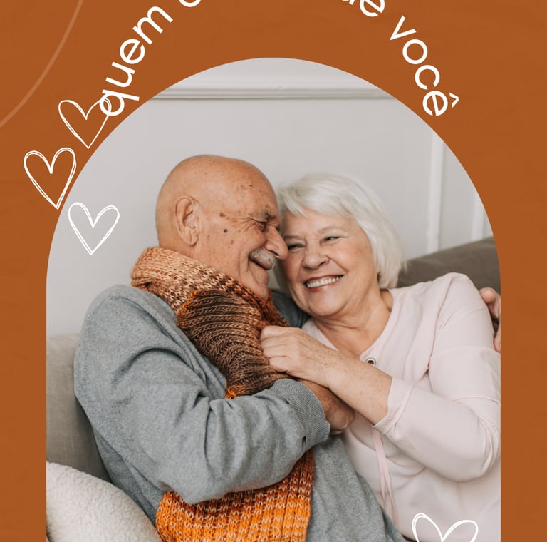 casal de idosos felizes em sua casa