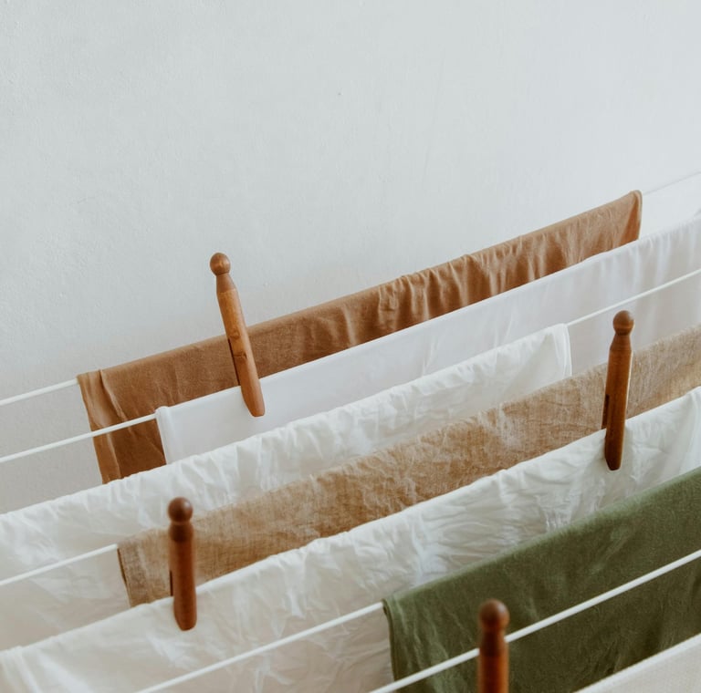 Linge propre qui sèche à l’air libre, représentant un service de repassage professionnel à domicile