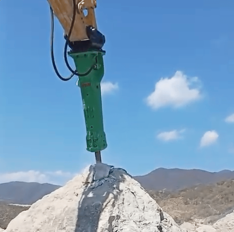 Martillo hidráulico reacondicionado Montabert trabajando en demolición
