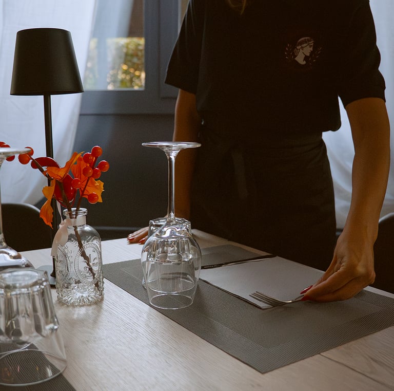 Tavolo apparecchiato al Bistrot Dea di Ceggia, carni selezionate, vini e atmosfera elegante