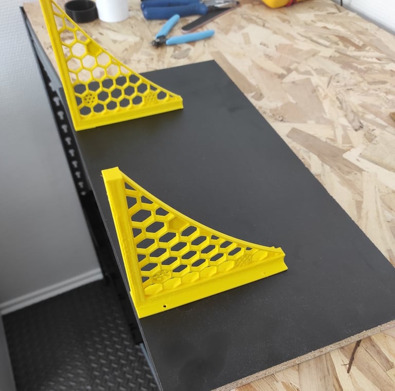 Equerre en impression 3D fixée sur une étagère