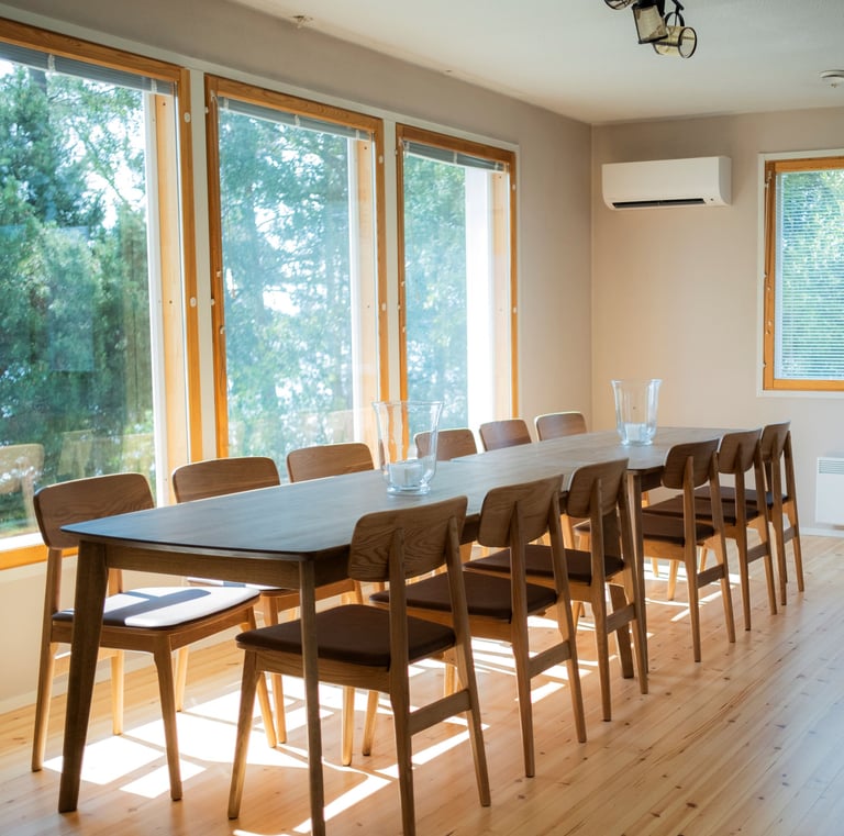 13 henkilön ruokapöytä