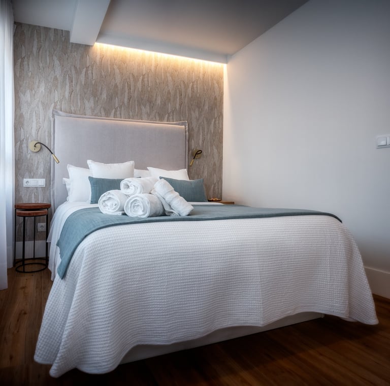 Una cama con toallas encima