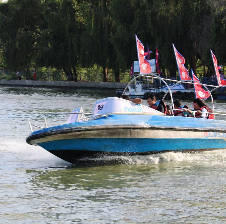 bateau sur le lac Bulbul de surkhet