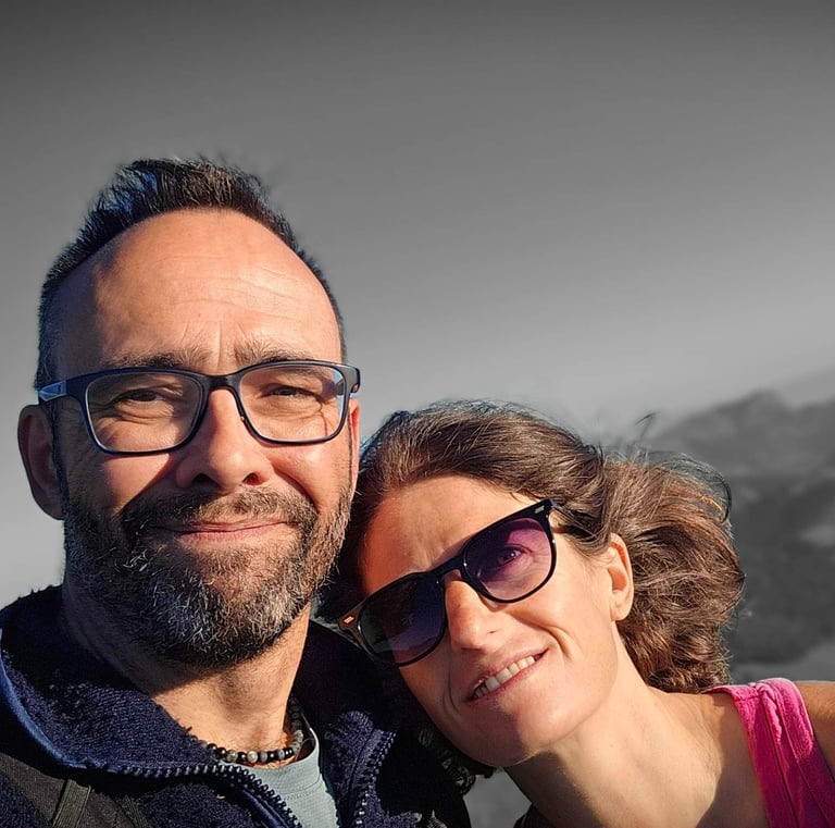 mon épouse et moi en haut d'une montagne
