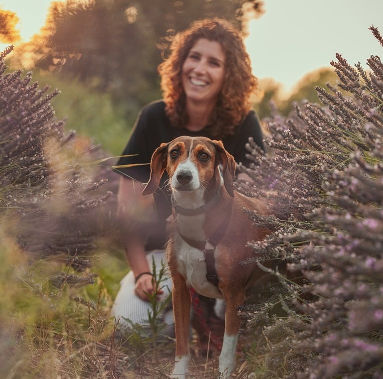ritratto di cane e ragazza sorridente tra la lavanda