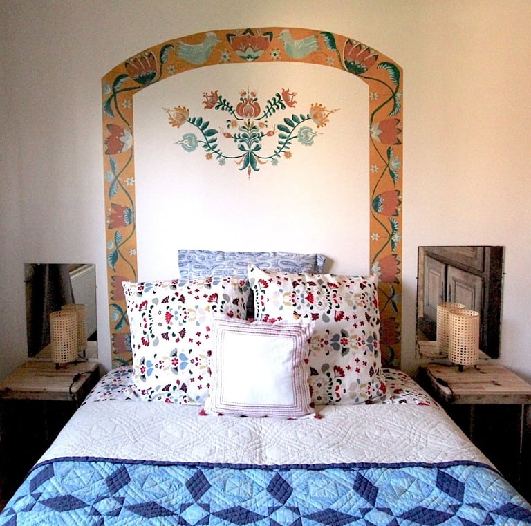 Arche de lit peinte inspiration roulotte bohème boho gîte de charme Fresh Fresque Normandie Caen