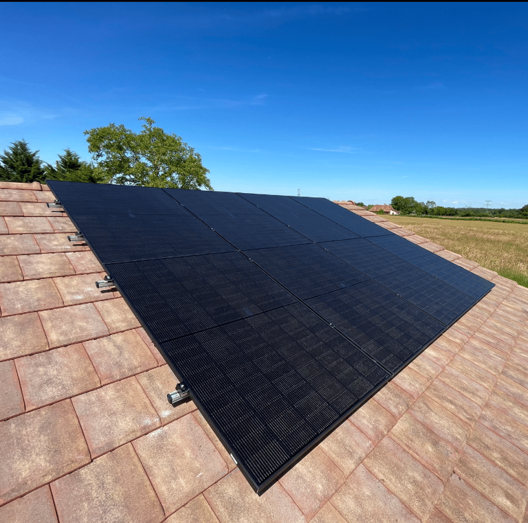 Installation de panneaux photovoltaïques réalisée par la société ALSUN ENERGY
