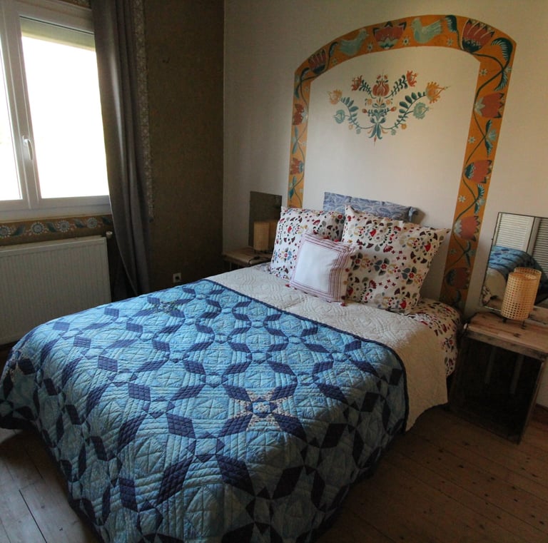 inspiration roulotte motifs floraux tête de lit peinte sur le mur par Marie Hardy Caen Normandie Ifs