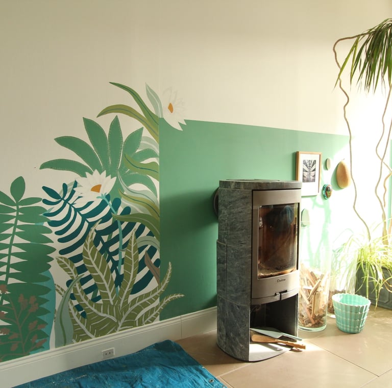 Fresque dans les tons de vert réalisée à Caen en Normandie par Marie Hardy dans le salon de clients