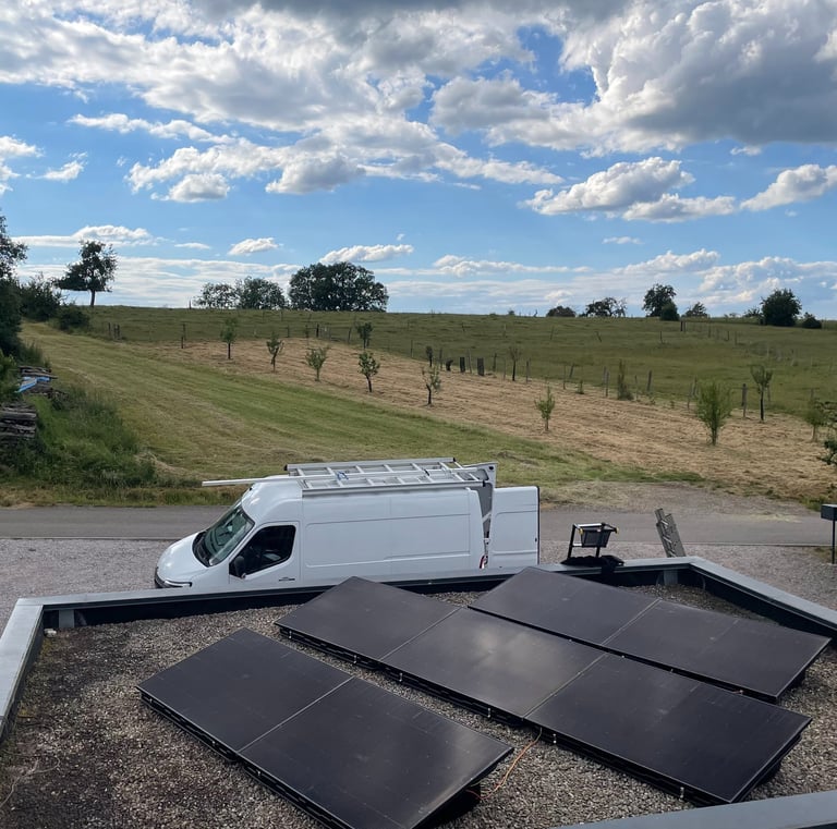 Installation de panneaux photovoltaïques réalisée par la société ALSUN ENERGY