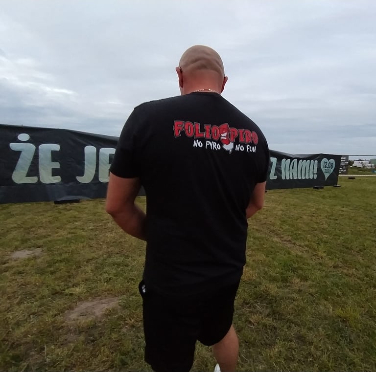 transparent podświetlany pirotechniką folia flaga kibic baner