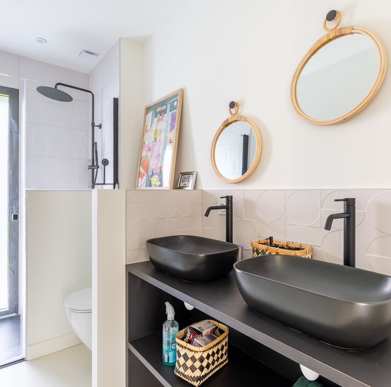 2ème salle de douche avec sanitaires