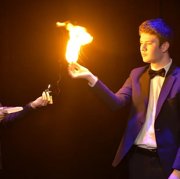 magicien avec du feu