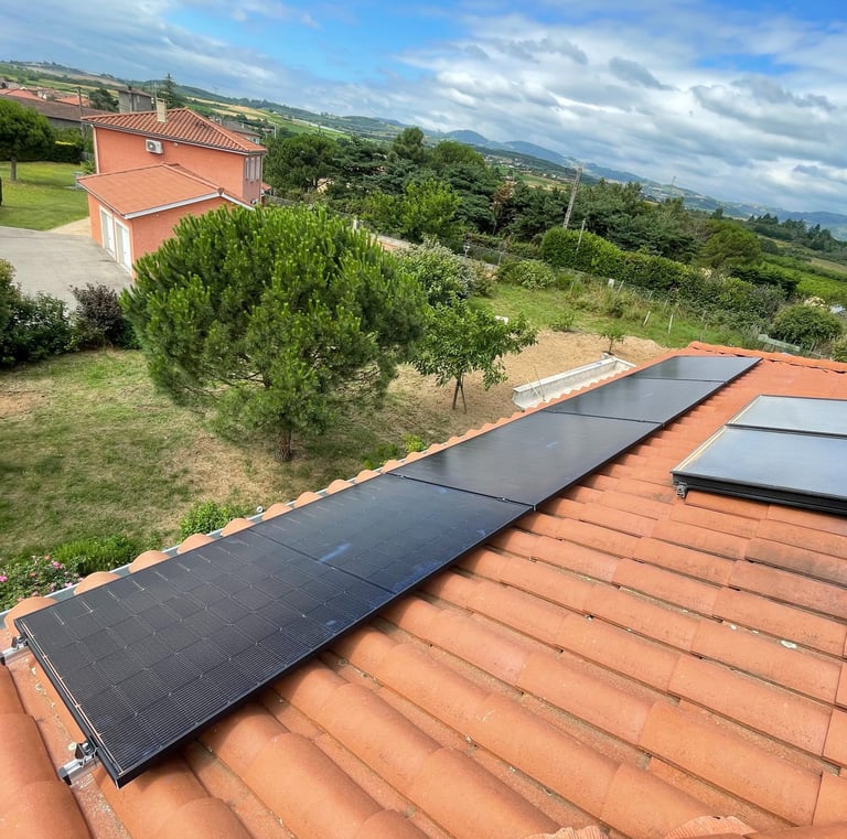 Installation de panneaux photovoltaïques réalisée par la société ALSUN ENERGY