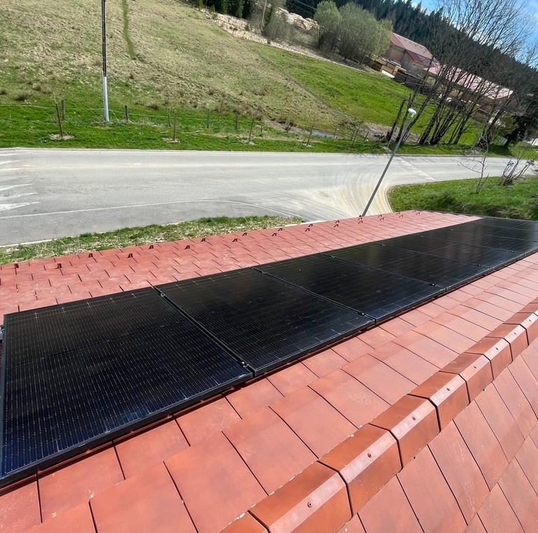 Installation de panneaux photovoltaïques réalisée par la société ALSUN ENERGY
