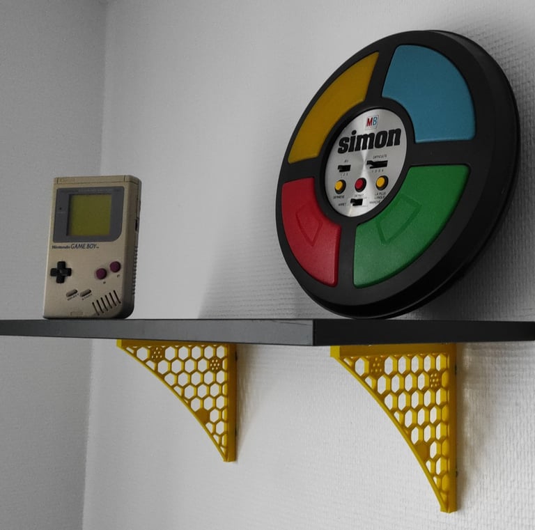 Etagère fixée grâce à des équerres imprimées en 3D