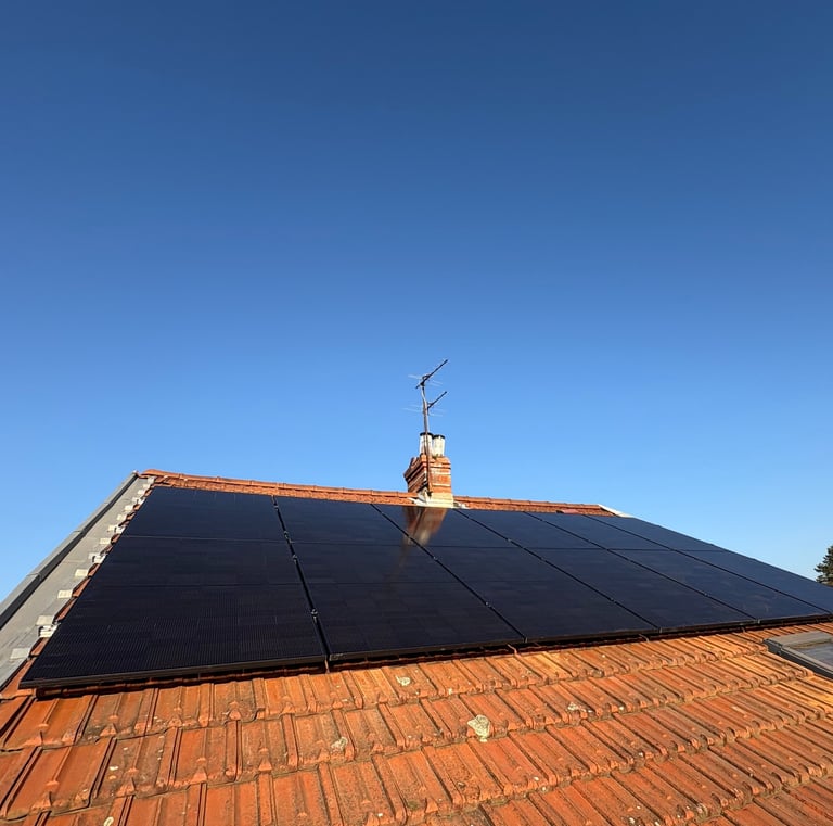 Installation de panneaux photovoltaïques réalisée par la société ALSUN ENERGY