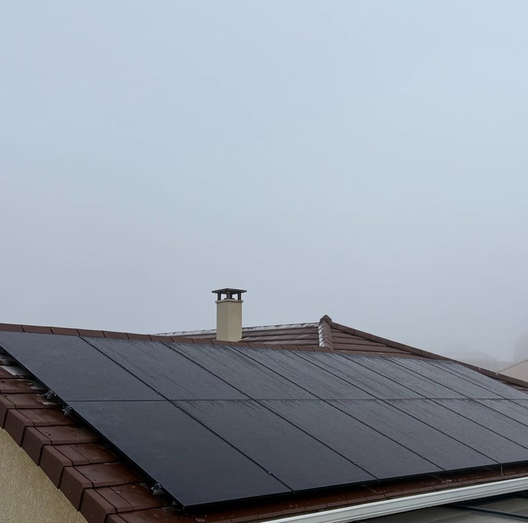 Installation de panneaux photovoltaïques réalisée par la société ALSUN ENERGY