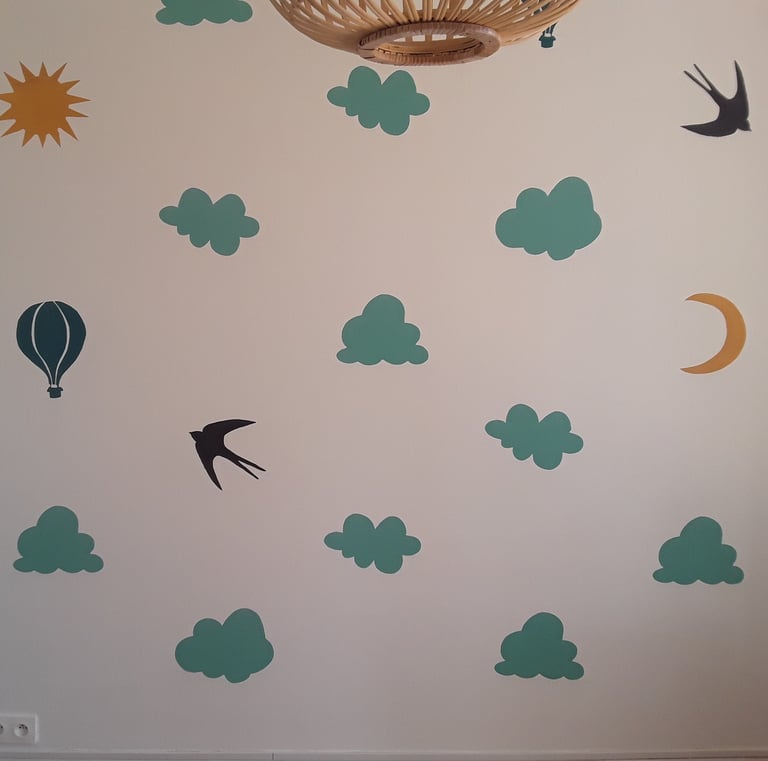 Fresque murale chambre d'enfant nuages peints au pochoir Normandie alternative au papier-peint