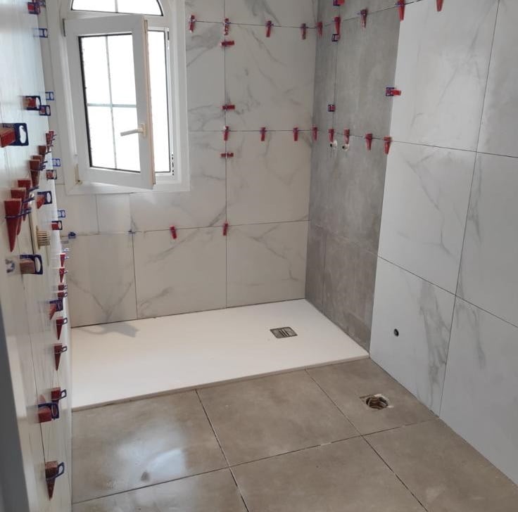 Carrelage mural moderne dans salle de bain design